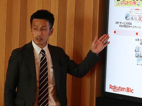 楽天の矢澤俊介執行役員（写真上）とビックカメラの秋保徹取締役が「楽天ビック」の実績を紹介